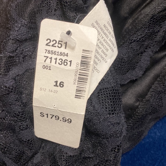 Black lace and beaded evening dress. 16W. All beading intact. Never worn… - Picture 6 of 6